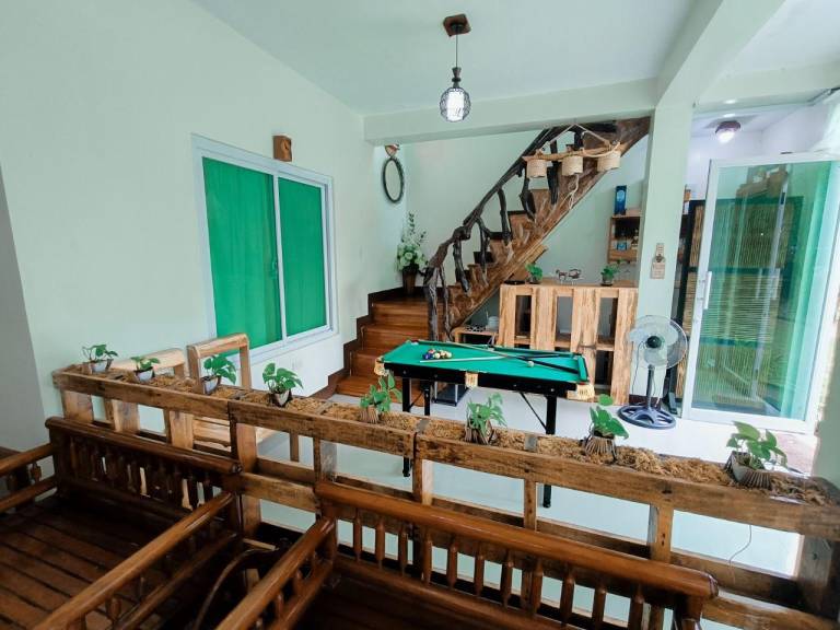 Vacation home with barbecue, pool & yard — photo 4