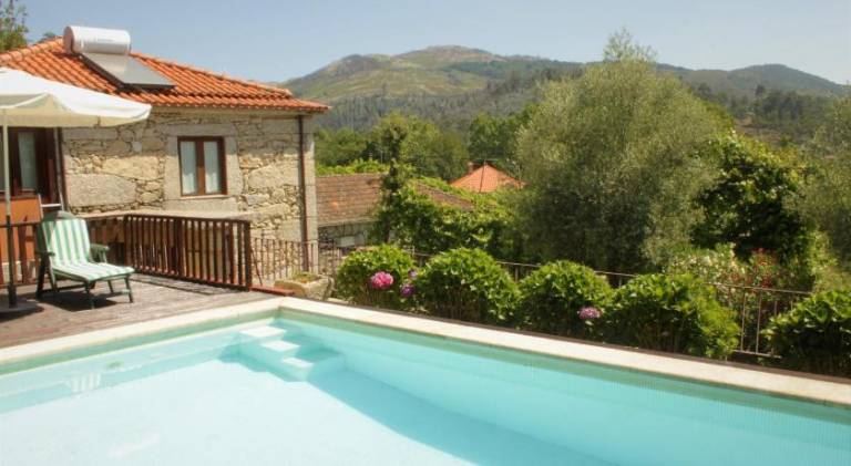Fully equipped villa with private pool, yard & hot tub | Good for workation | Dogs allowed in Braga