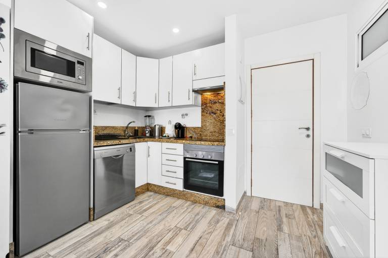 Oceanview Paradise 2BR: High-Speed WiFi & Office Walk to Beach & — photo 4