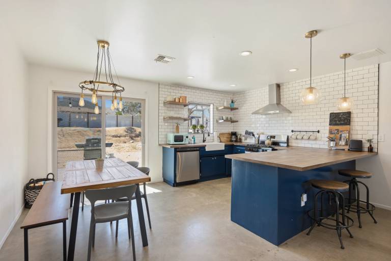 House with jacuzzi, private pool & BBQ | Mountain view | Perfect for remote work — photo 4