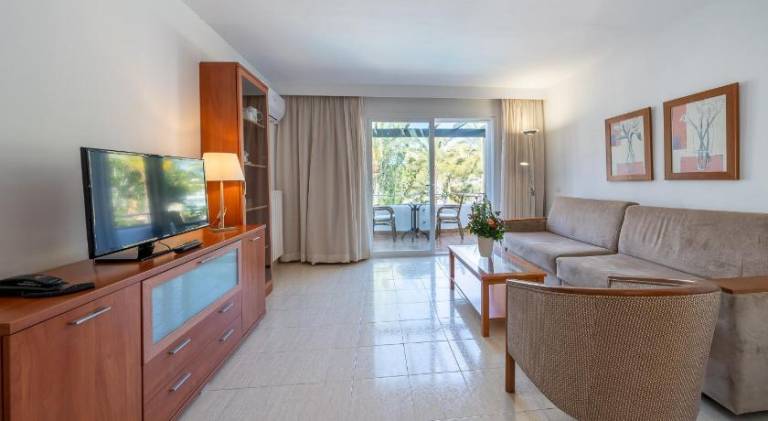 Serviced apartment with pool, yard & patio — photo 2