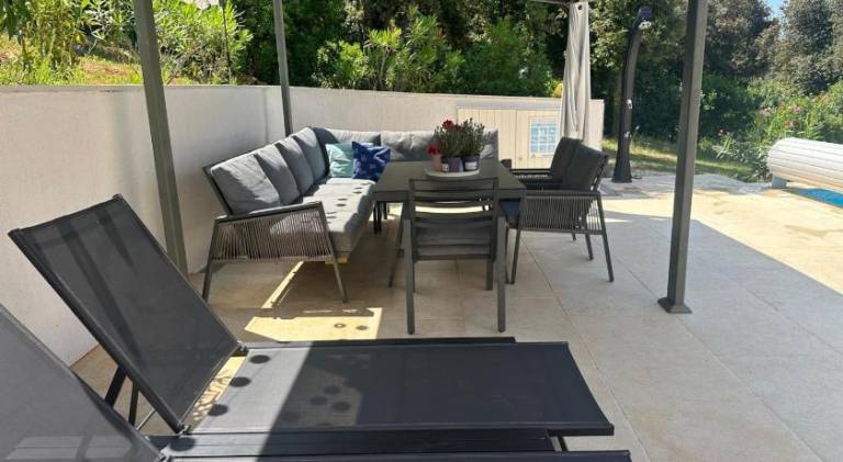 Ample villa with BBQ, patio & yard | Pets allowed — photo 5