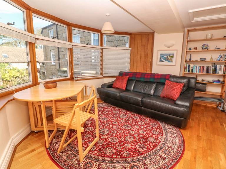 Children-friendly pleasant cottage with pool, yard & jacuzzi | Pets are welcome — photo 5