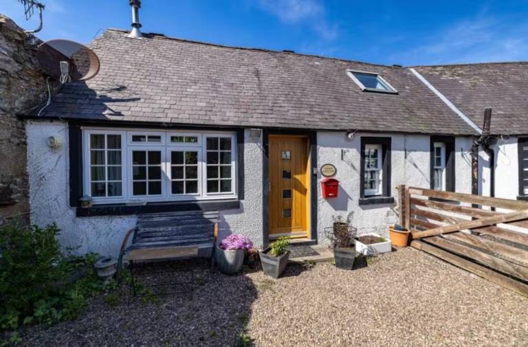2 Bed Cottage Sleeps 4 Parking Wifi