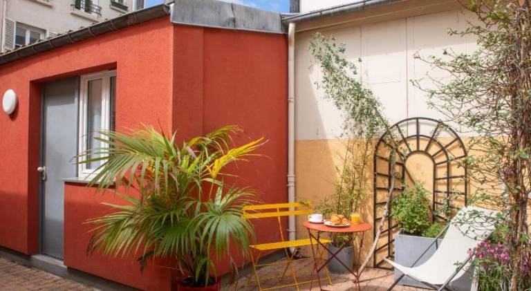 Serviced apartment with patio — photo 4