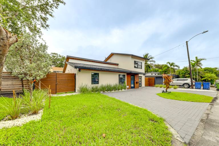 4 Mi to Beach Chic Condo in Heart of Wilton Drive