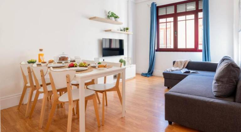 Host Wise - Spacious Comfortable Apartment - Balcony — photo 4