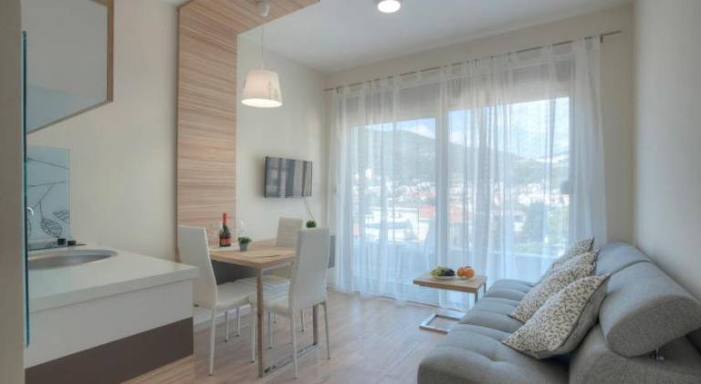 Apartment with patio — photo 2