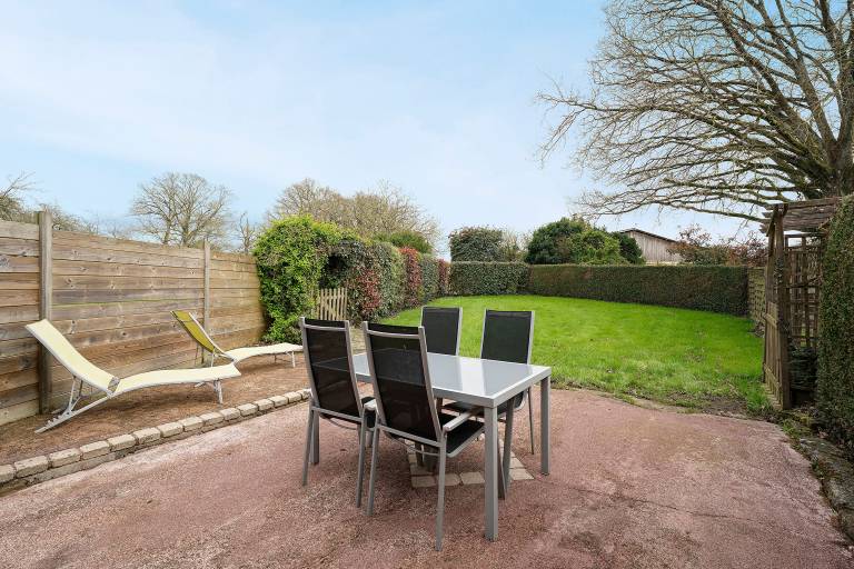Holiday Home "Gîte Hirondelle" with Private Terrace, Garden, and Wi-Fi in Dinan