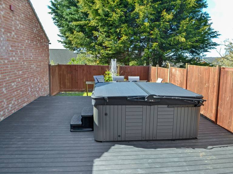 Children-friendly nice cottage with jacuzzi & yard | Pets are welcome — photo 2