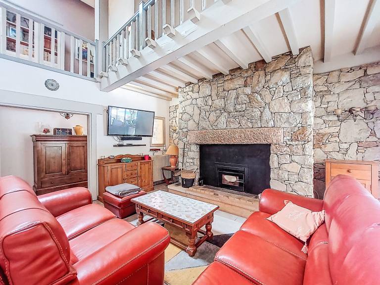 Vacation home with patio, barbeque & private pool — photo 3