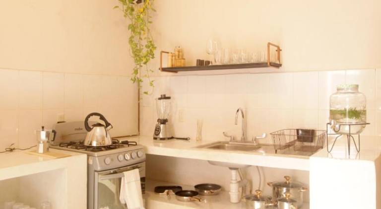 Serviced apartment with pool, yard & patio | Close to the beach | Pets allowed — photo 4