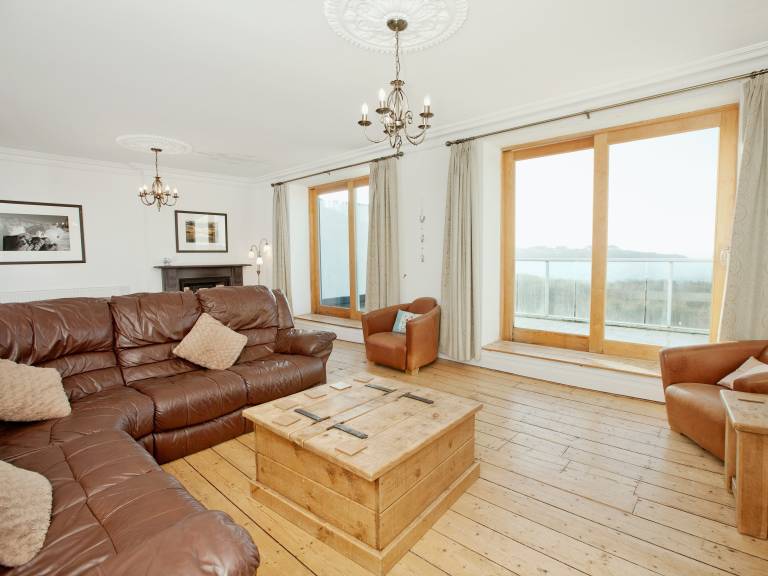 Cottage with yard | Water view — photo 4