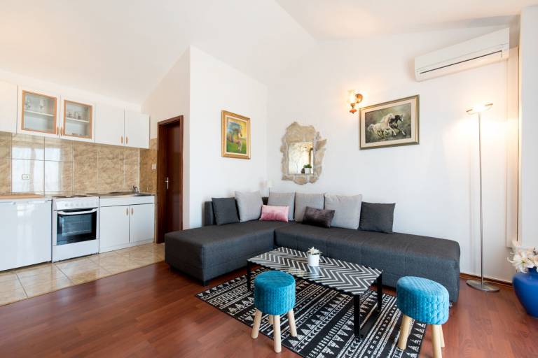 House with yard & BBQ | Sea view | Pets allowed in Podstrana