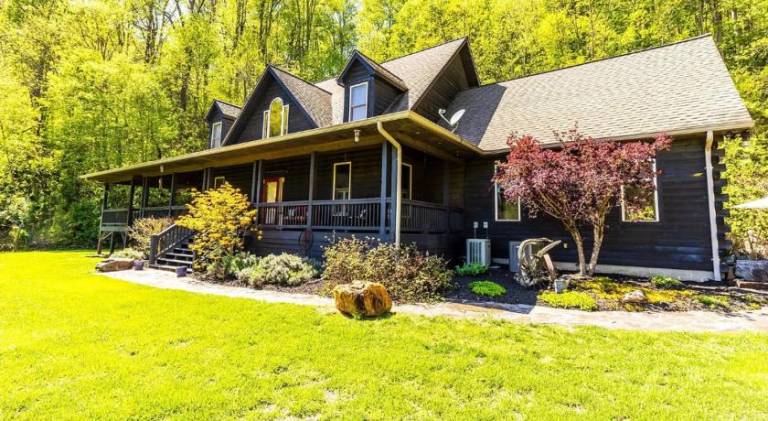 Vacation home with jacuzzi | Perfect for remote work in Bryson City, NC