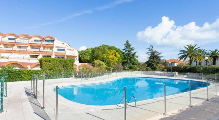 Fully equipped apartment with BBQ, patio & pool | Pets allowed in Biot