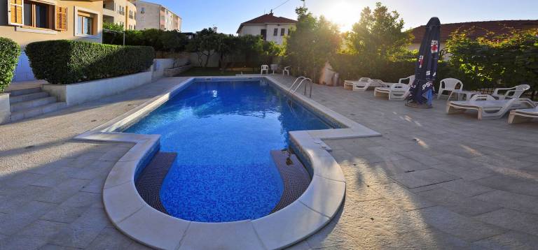 Child-friendly dedicated room with pool & patio | Dogs allowed in Okrug
