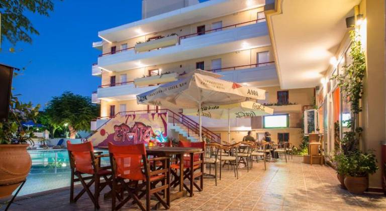 Serviced apartment with patio, pool & garden | Perfect for remote work — photo 3