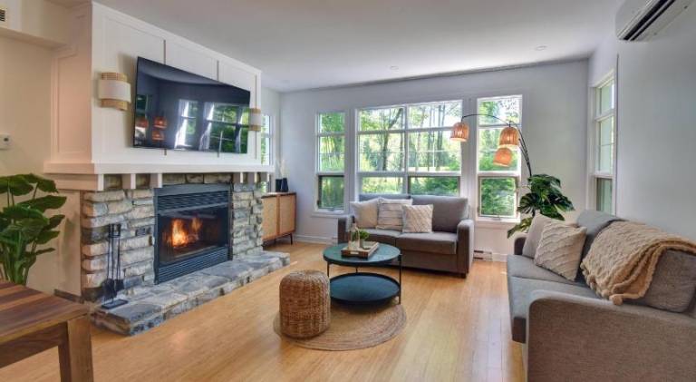 Rental apartment with hot tub & pool in Mont-Tremblant, QC