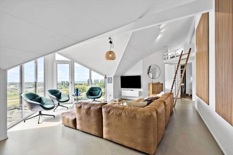 Family-oriented big vacation home with jacuzzi, barbeque & patio | Sea view | Pets allowed — photo 4