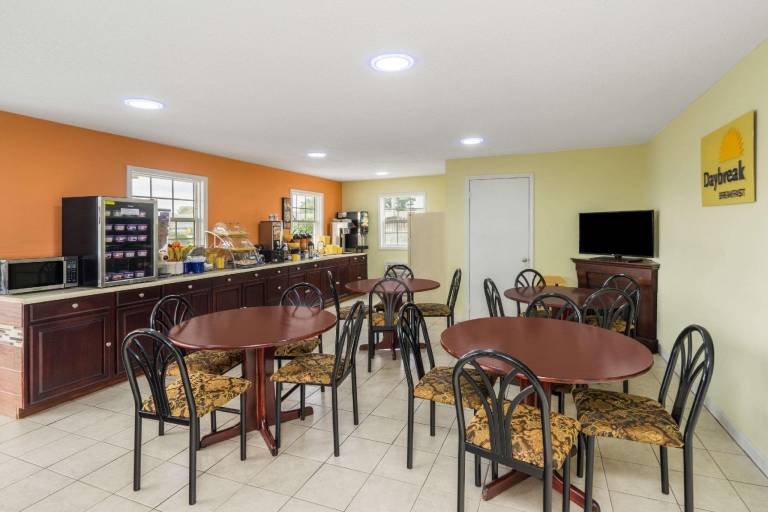 Days Inn by Wyndham Statesville — photo 3