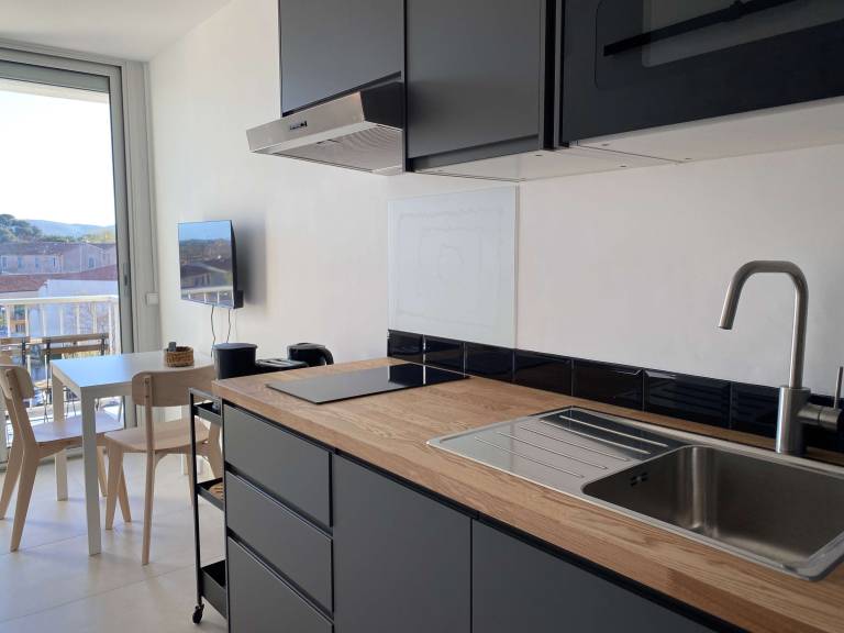 Renovated Studio with Balcony, A/C, Wi-Fi and Modern Amenities - 5 Min Walk to Thermes — photo 5