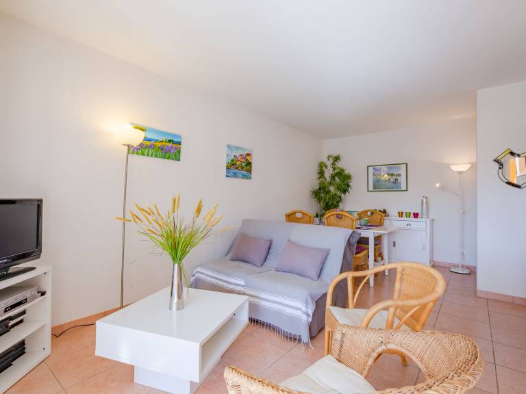 Fully equipped nice rental apartment with patio & yard | Beach nearby | Pet-friendly — photo 3