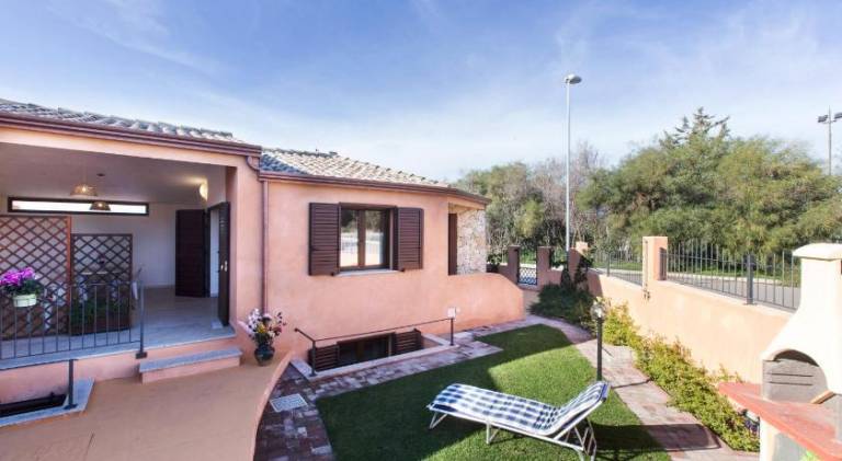 Nice house with yard, jacuzzi & patio | Dogs allowed in Tortoli