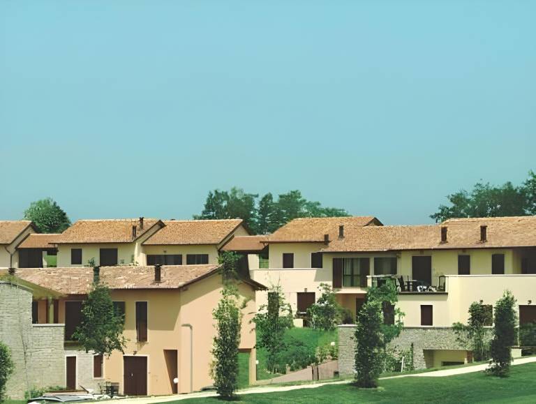Holiday apartment with jacuzzi, pool & garden in Peschiera del Garda