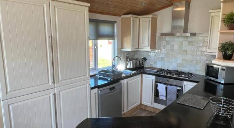 House with hot tub — photo 4