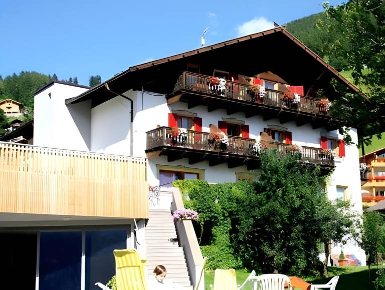 Pension Apartments Klotznerhof in Schenna