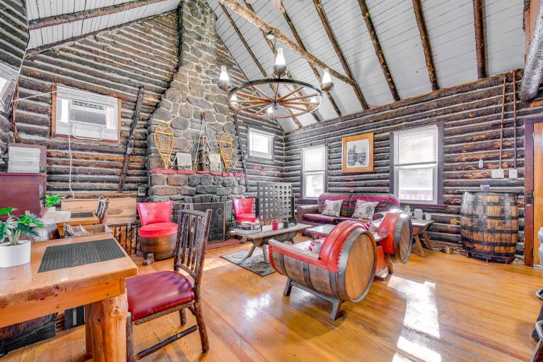 Easy Interstate Access: Original Poconos Log Cabin — photo 5