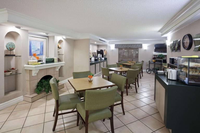 La Quinta Inn by Wyndham Omaha West — photo 2