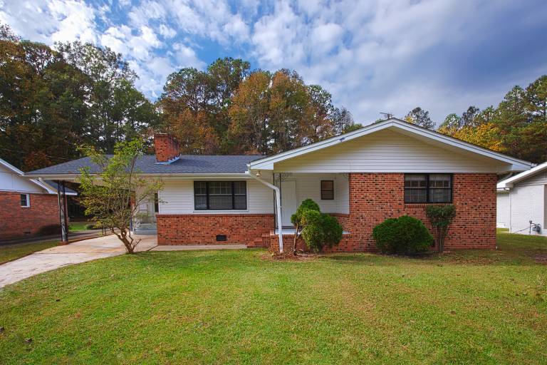 Vacation home with yard | Pets are welcome in Smithfield, NC