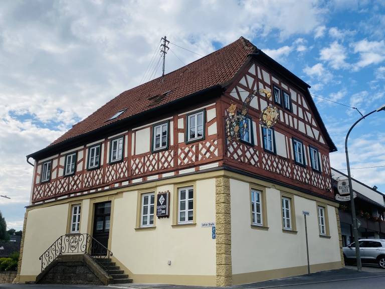 Doppelzimmer mit Boxspringbett und Frühstücksbuffet