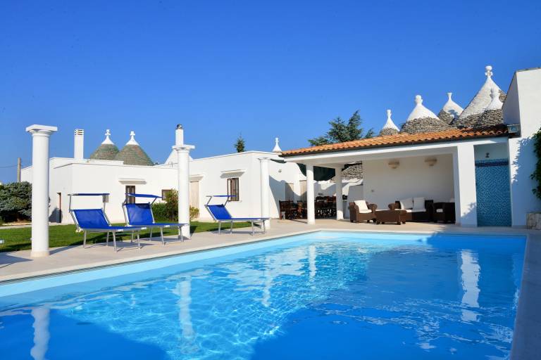 Vacation home with BBQ, terrace & private pool in Ostuni