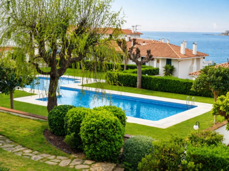 Charming apartment with pool, garden & patio | Next to the beach | Good for workation | Pets allowed in Sitges