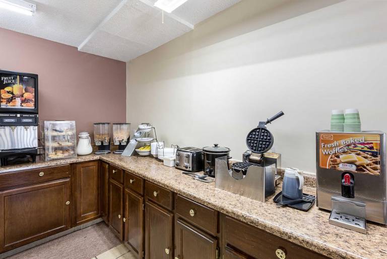 Americas Best Value Inn Beatrice — photo 5