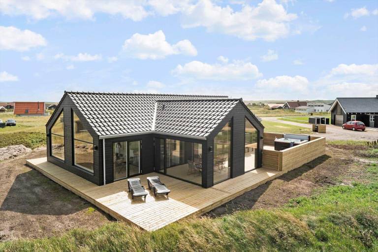 House with patio, grill & hot tub — photo 2