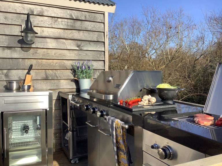 Cottage with garden & hot tub | Water view | Pet-friendly — photo 3