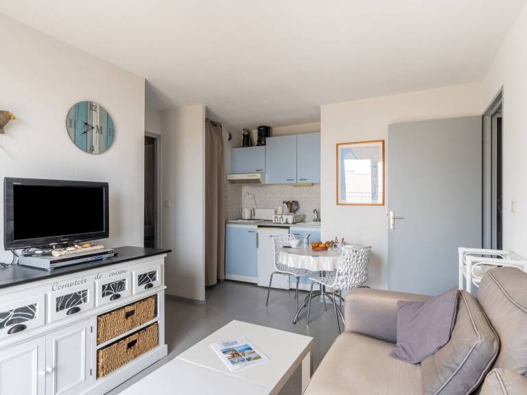 Holiday apartment with patio & pool | Sea view — photo 2