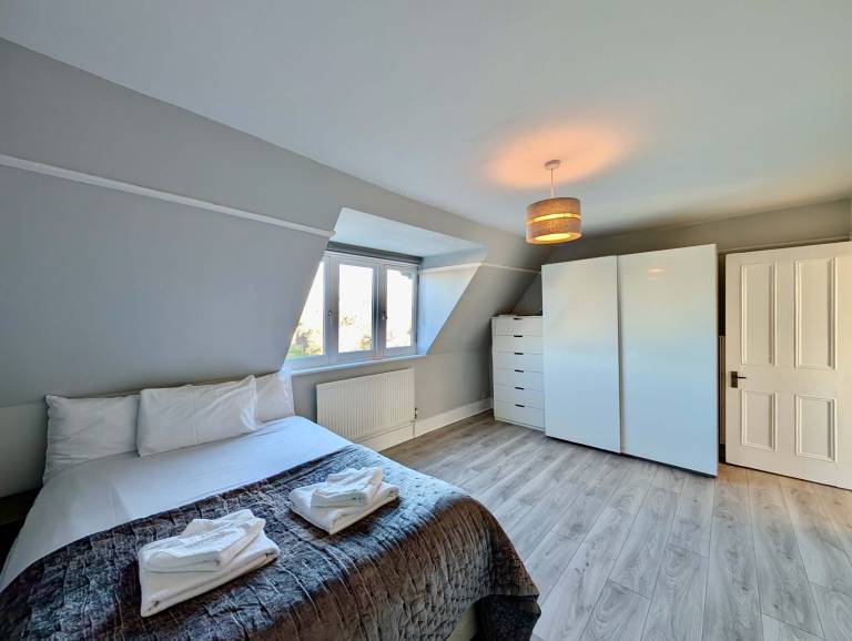 Private Room in Shared Flat with Free Parking