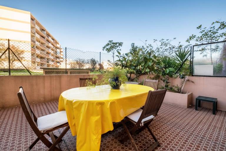 Holiday apartment with terrace, garden & fast internet | Next to Promenade des Anglais | Garden view in Nice
