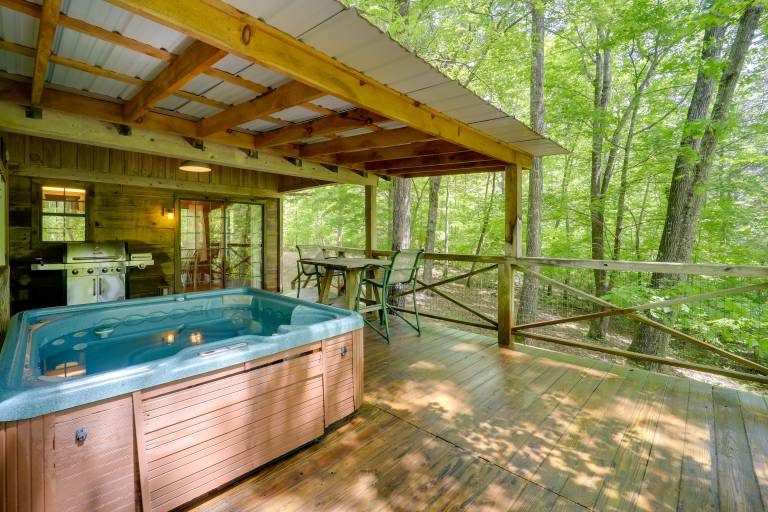 Marion Cabin w Hot Tub On Site Nature Trails
