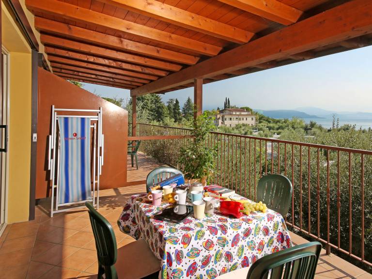 Vacation home with terrace, pool & yard — photo 4