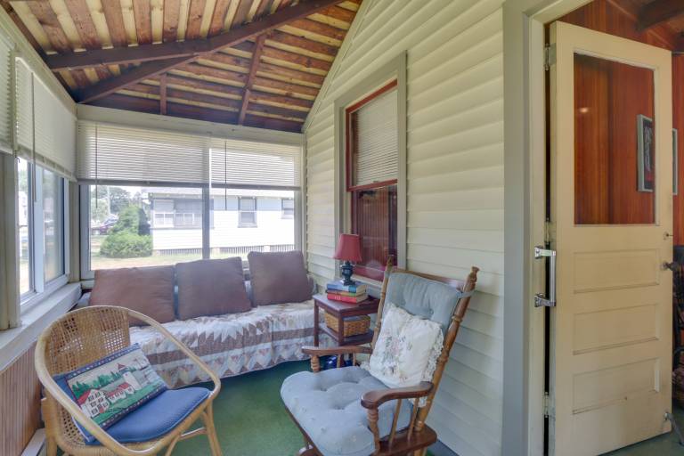 'Grandma's Cottage' w/ Sunroom: Walk to Beach — photo 4