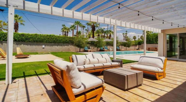 House with yard & private pool — photo 3