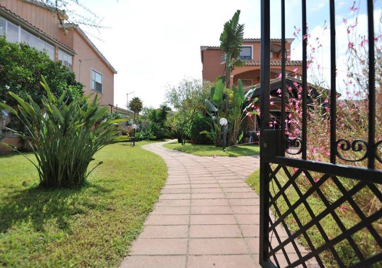 Family-friendly holiday apartment with patio | Garden view | Dogs allowed — photo 4