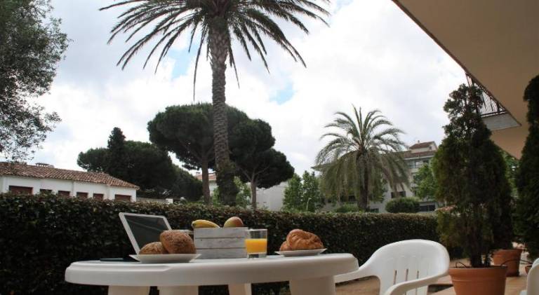 Holiday apartment with pool, yard & patio — photo 5