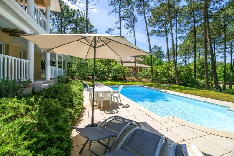 Family-oriented big villa with yard, terrace & pool | Golf view | Pets are welcome — photo 2